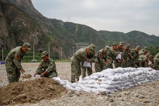 名记：克拉克斯顿想留在篮网 我估计他的年薪约2000-2500万美元